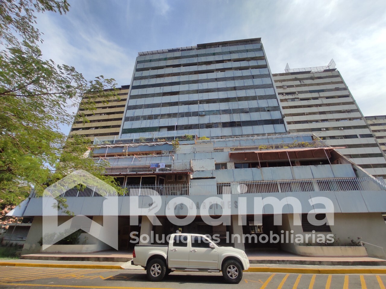 Apartamento en Residencias Los Jardines, Avenida Bolivar, Maracay, Piso bajo con terraza