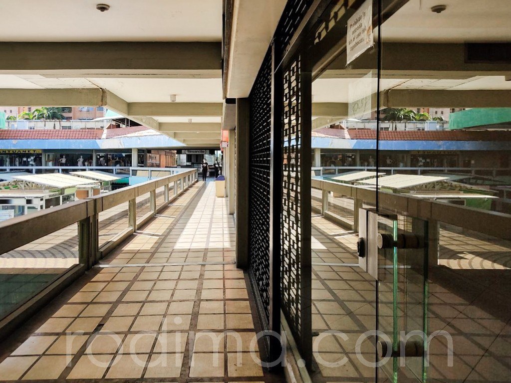 Avenida Bermudez, Centro Comercial Maracay Plaza,  local de 3 ambientes
