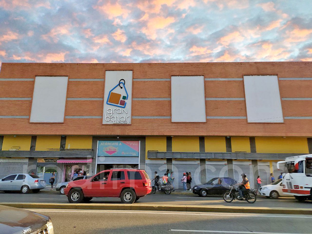 Avenida Bolivar, Centro Comercial Gran Bazar, Local amoblado