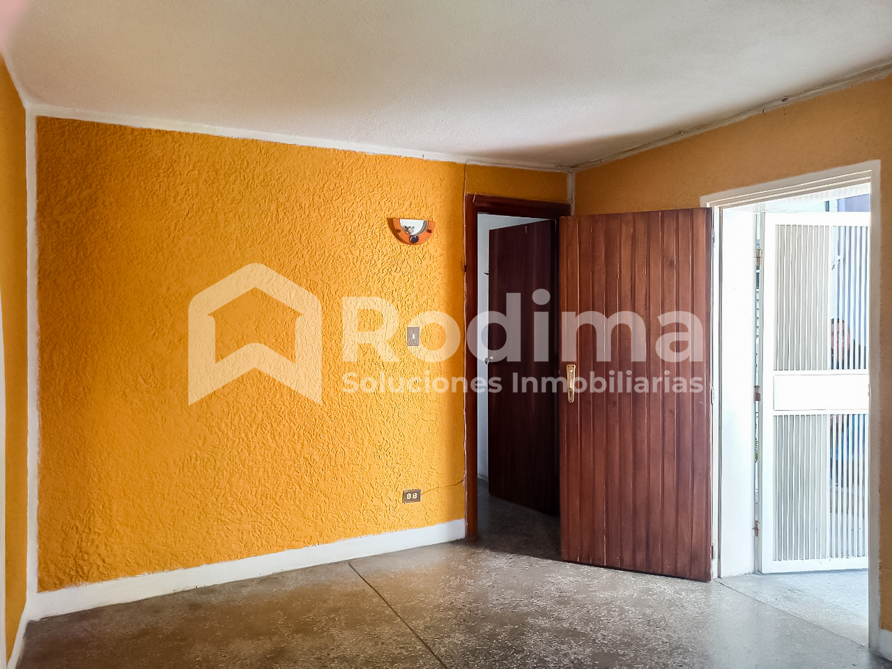 Apartamento en Las Acacias, primer piso y condominio de bajo costo
